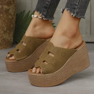 Sandales compensées élégantes pour femmes avec motifs ajourés et semelle tressée
