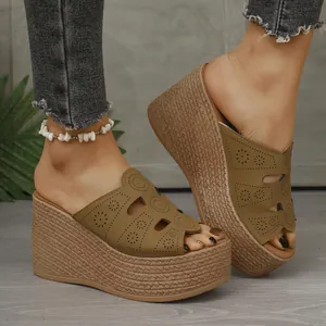 Sandales compensées pour femmes avec motifs découpés au laser pour les loisirs d'été.