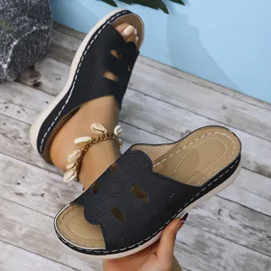 Vue détaillée de sandales à plateforme noires avec découpes décoratives et bracelet de cheville
