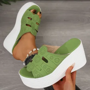 Sandales compensées vertes avec motifs floraux découpés au laser et semelles blanches