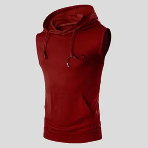 Detailansicht eines dunkelroten ärmellosen Fitness-Hoodies mit Kapuze und Kängurutasche