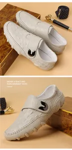 Détail de mocassins en cuir pour hommes avec texture crocodile et boucle métallique
