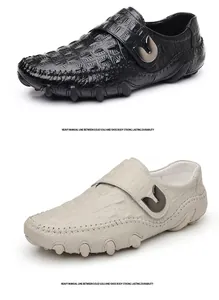 Vue détaillée de mocassins en cuir à motif crocodile avec boucle en métal pour homme.