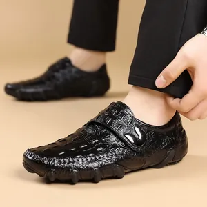 Chaussures pour hommes en cuir véritable noir avec texture crocodile et design slip-on