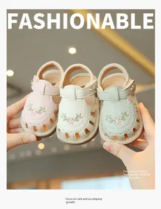 Nahaufnahme von drei Paar pastellfarbenen Babysandalen mit eleganten Blumenstickereien