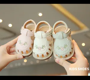 Detailansicht der hohl ausgehöhlten Baby-Mädchen-Sandalen in Rosa, Weiß und Grün