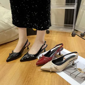 Eleganti décolleté slingback a punta con fibbie in nero rosso e beige