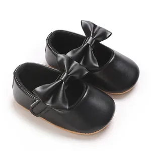 Detailansicht schwarzer Lauflernschuhe für Mädchen mit eleganten Schleifen und Gummisohlen