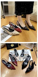 Vista dettagliata di décolleté slingback a punta con eleganti cinturini in vernice