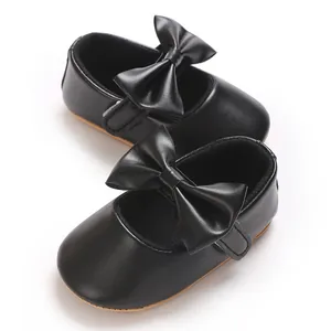 Detailansicht schwarzer Babyschuhe für Mädchen mit Schleife und weicher Gummisohle