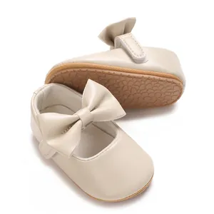 Detailansicht beige Baby-Lauflernschuhe mit großer Schleife und weicher Gummisohle