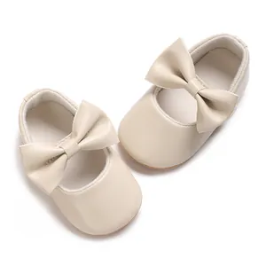 Draufsicht auf cremefarbene Baby-Mary Janes mit weicher Gummisohle und Schleifendetail
