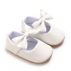 Elegante weiße Lauflernschuhe für Babymädchen mit großer Schleife und weicher Sohle