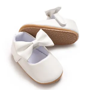 Detailansicht weißer Babyschuhe für Mädchen mit weicher Gummisohle und dekorativer Schleife