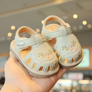 Atmungsaktive beige Babysandalen für Mädchen mit Blumenstickerei und weicher Sohle