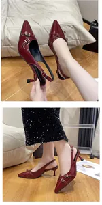 Dettaglio di décolleté slingback in vernice bordeaux con fibbia e punta affilata