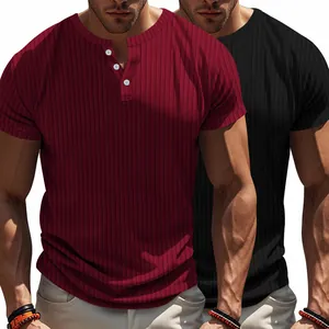 Detailansicht von zwei gerippten Henley-Shirts für Herren in Weinrot und Schwarz Stoff.