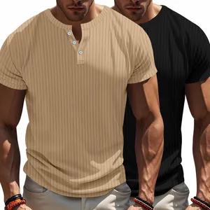 Detailansicht eines Herren Henley-Shirts mit Rippenstrick, zeigt Textur und Passform