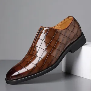 Mocassini classici da uomo in pelle marrone con trama a pietra e design slip-on