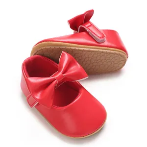 Detailansicht der roten Baby-Lauflernschuhe mit weicher Gummisohle und großer Schleife