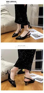 Primo piano di eleganti scarpe slingback nere a punta con fibbia in metallo