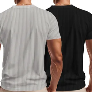 Nahaufnahme von gerippten, schnell trocknenden Herren-Kurzarmshirts in Grau und Schwarz