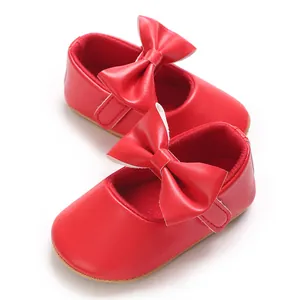 Detailansicht roter Babyschuhe für Mädchen mit großer Schleife und weicher Sohle