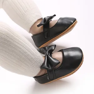 Detailansicht schwarzer Baby Mädchen Mary Janes mit Schleife und weicher rutschfester Sohle