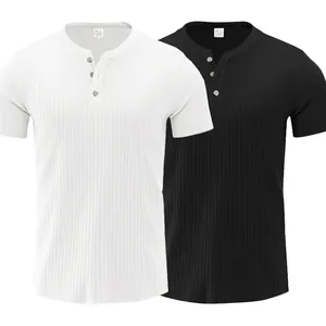 Nahaufnahme von zwei Herren Henley-Shirts mit Rippenstruktur in Schwarz und Weiß