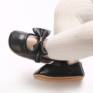 Detailansicht von schwarzen Baby-Mary-Janes für Mädchen mit Schleife und Gummisohle