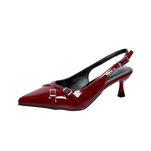 Eleganti slingback rosse in vernice con punta affilata e dettaglio fibbia laterale