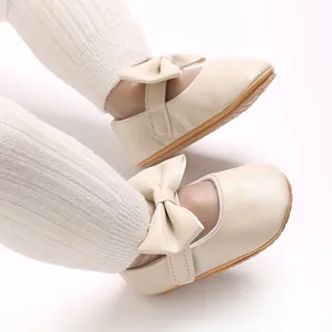 Detailansicht beige Baby Mädchen Lauflernschuhe mit feiner Schleife und weicher Gummisohle