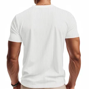 Rückansicht eines weißen, schnell trocknenden Herren-T-Shirts mit Rippenstruktur