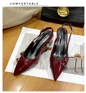 Dettaglio di décolleté slingback bordeaux in pelle verniciata con punta e fibbie