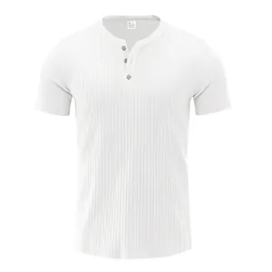 Detailansicht eines weißen Henley-Shirts mit Rippstruktur, Knopfleiste und atmungsaktivem Stoff