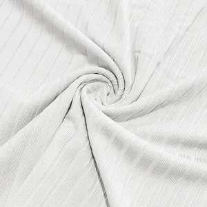 Detailansicht der weißen, atmungsaktiven Jacquard-Rippen-Stofftextur für Herrenhemden