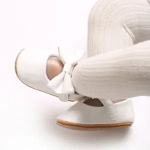 Detailaufnahme weißer Lauflernschuhe für Mädchen mit Schleife und rutschfester Gummisohle