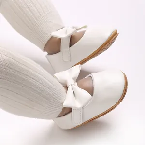Detailansicht weißer Baby-Mary-Jane-Schuhe für Mädchen mit Schleife und weicher Gummisohle