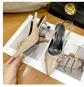 Vista dettagliata di décolleté beige a punta con eleganti cinturini a fibbia