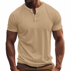 Detailansicht eines Herren Henley-Shirts mit einer atmungsaktiven Rippenstruktur in hellem Beige
