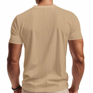 Rückansicht des khakifarbenen, gerippten, schnelltrocknenden Kurzarm-Shirts für Herren