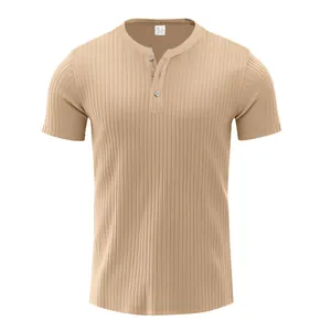 Detailansicht eines atmungsaktiven gerippten Herren-Henley-Shirts in Beige Khaki