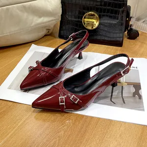 Dettaglio ravvicinato di scarpe slingback bordeaux a punta con fibbie alla moda.