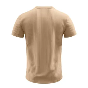 Detaillierte Rückansicht des schnelltrocknenden, gerippten Herren-Henley-T-Shirts