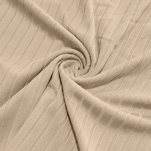Nahaufnahme der atmungsaktiven Rippenstruktur für das schnelltrocknende Herren-Henley-Shirt