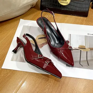 Dettaglio di décolleté bordeaux a punta con cinturini a fibbia decorativi