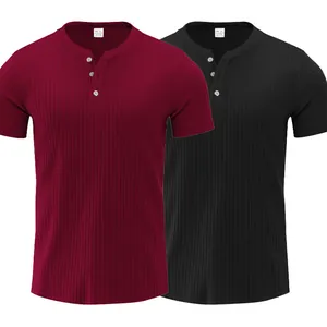 Detailansicht von zwei gerippten Herren-Henley-Shirts in Burgund und Schwarz