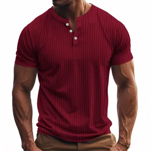 Detailansicht eines dunkelroten Henley-Shirts für Herren mit klassischer Dreiknopfleiste.