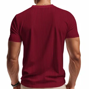 Rückansicht eines weinroten, gerippten Herren-Kurzarmshirts aus schnelltrocknendem Jacquard.