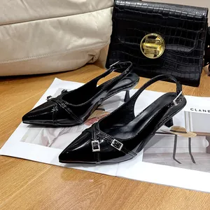 Vista dettagliata di eleganti scarpe nere a punta slingback con tacco a gattino